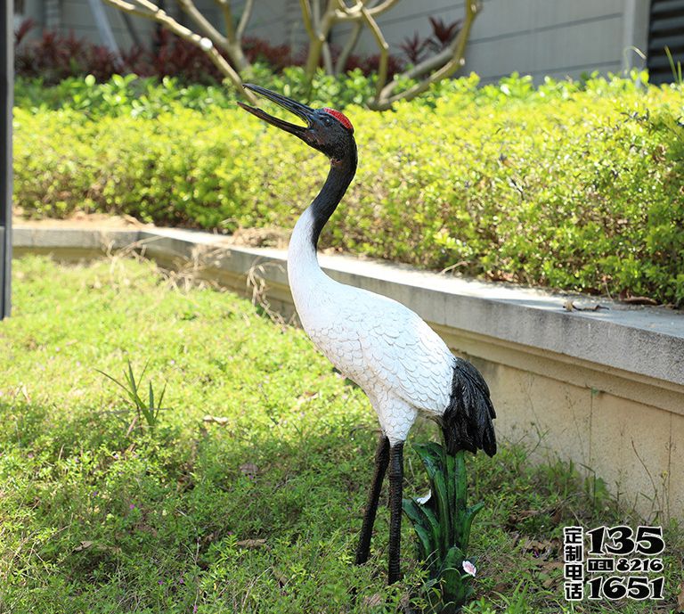 公園草地上一只站立的玻璃鋼仿真動(dòng)物丹頂鶴雕塑