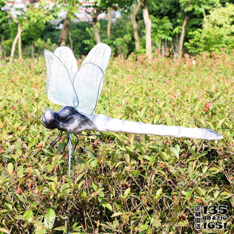 園林草坪中玻璃鋼仿真動物蜻蜓雕塑