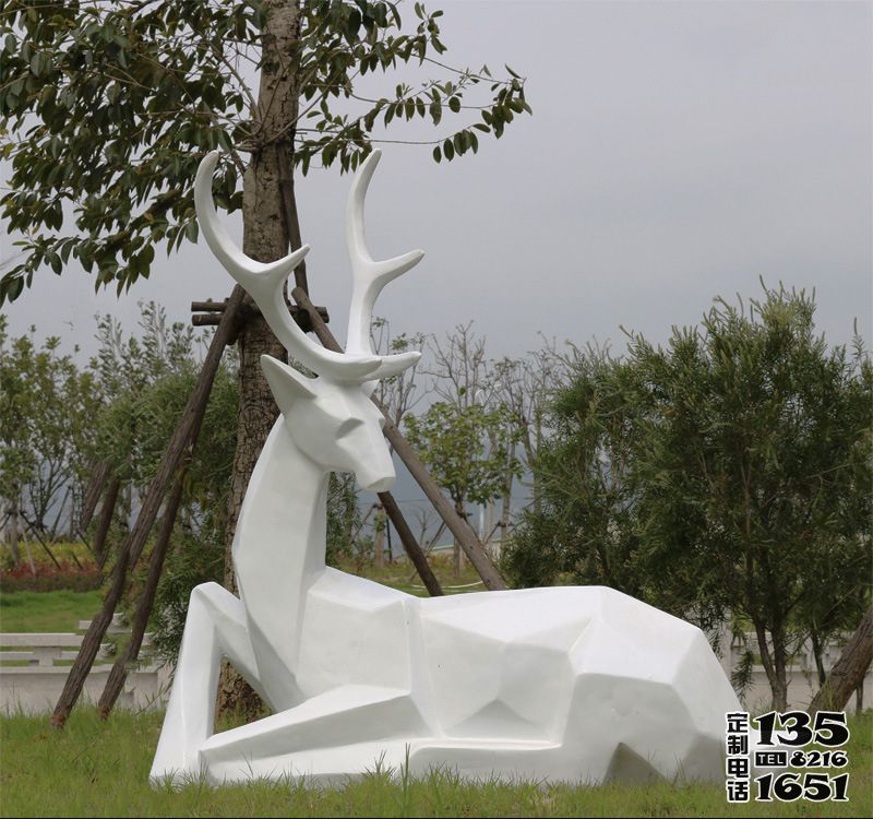 戶外公園臥著的玻璃鋼幾何梅花鹿雕塑