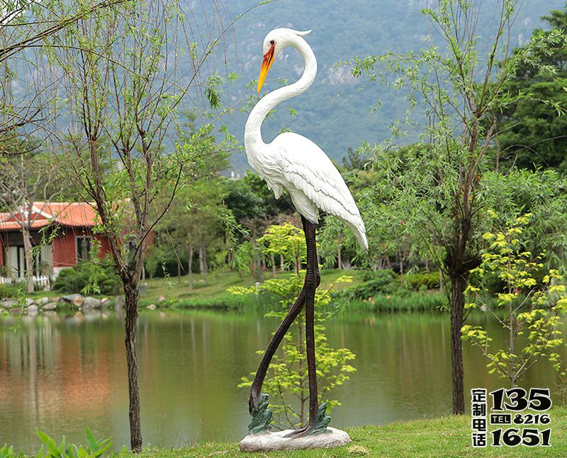 池塘草坪創(chuàng)意大長腿玻璃鋼仿真動物丹頂鶴雕塑