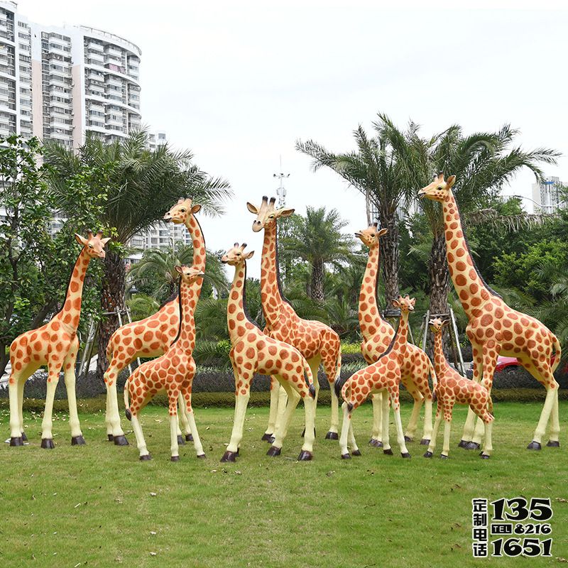 公園草坪玻璃鋼彩繪仿真動(dòng)物園林景觀長(zhǎng)頸鹿雕塑